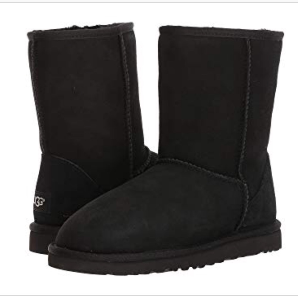 UGG Classic Short in Black